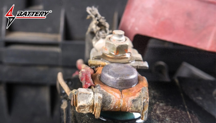 Cọc b&igrave;nh ắc quy bị oxi h&oacute;a